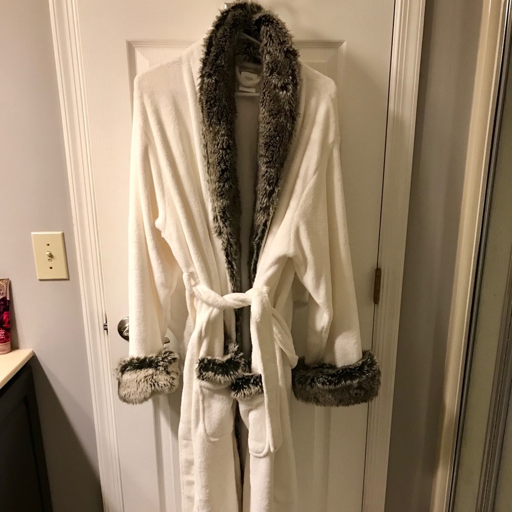 Pottery Barn Faux Fur Robe. Size Large